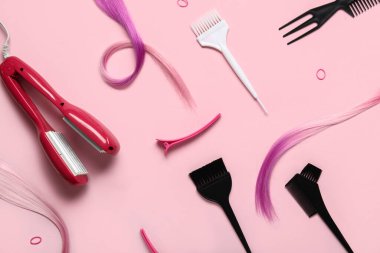 Pembe arka planda kuaför aletleri