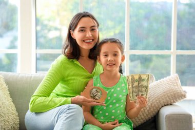 Kumbaralı küçük kız ve annesi evde.