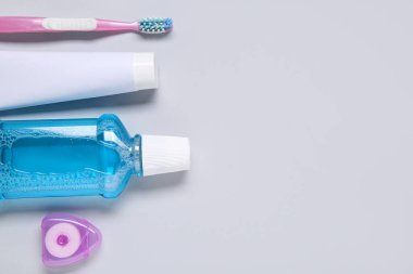 Gri arka planda ağız temizliği için basit bir set.