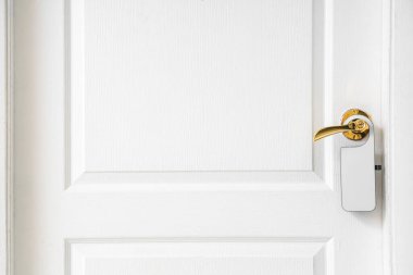 Otel odasında askılı ahşap kapı, yakın plan.