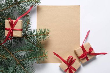 Beyaz arka planda boş Noel kartı olan güzel kompozisyon