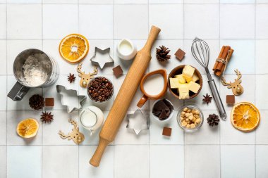 Beyaz fayanslı Noel turtası hazırlamak için farklı malzemeler