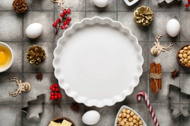 Gri fayanslı Noel turtası hazırlamak için farklı malzemeler içeren kompozisyon