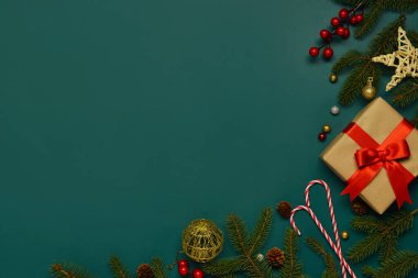 Yeşil arka planda hediyeli güzel bir Noel kompozisyonu