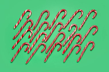 Yeşil arka planda bir sürü Noel şekeri kamışı