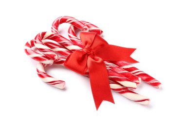 Beyaz arka planda bir sürü Noel şekeri kamışı