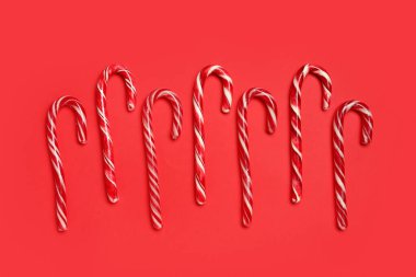 Noel candy kırmızı zemin üzerine köpekler