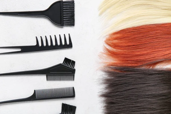 Beyaz arka planda kuaför aletleri ve dizisi