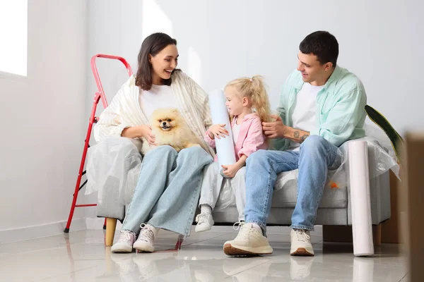 Família Feliz Com Papel Parede Sentado Sofá Durante Reparo Sua — Fotografia de Stock