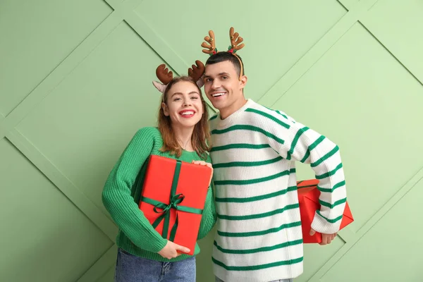 Beautiful Young Couple Reindeer Horns Christmas Gift Boxes Green Background — Stock Photo, Image