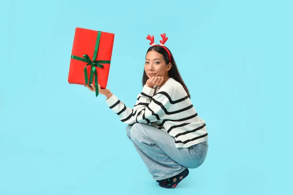 Fiatal Ázsiai Rénszarvas Szarvak Karácsonyi Ajándék Doboz Kék Háttér — Stock Fotó