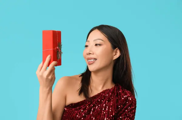 Jeune Femme Asiatique Avec Boîte Cadeau Noël Sur Fond Bleu — Photo