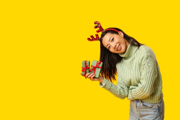 Jovem Mulher Asiática Feliz Chifres Rena Com Caixas Presente Natal — Fotografia de Stock