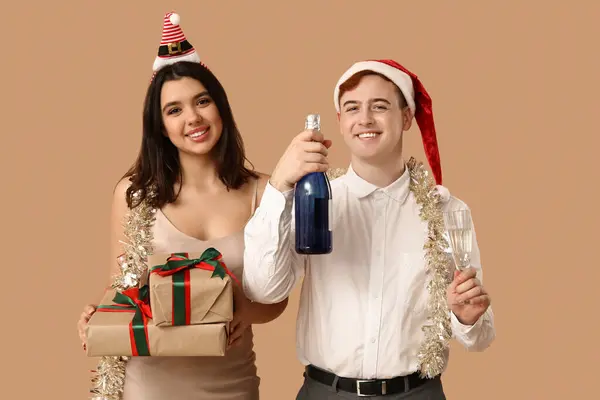 Pareja Joven Con Oropel Navidad Cajas Regalo Botella Champán Sobre —  Fotos de Stock