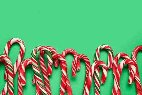 Yeşil Arka Planda Bir Sürü Noel Şekeri Kamışı — Stok fotoğraf