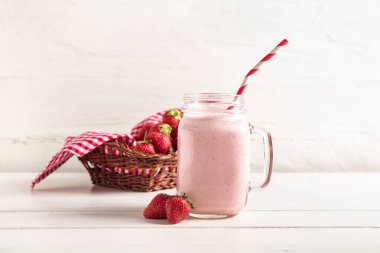 Masada bir kavanoz lezzetli çilekli smoothie var.