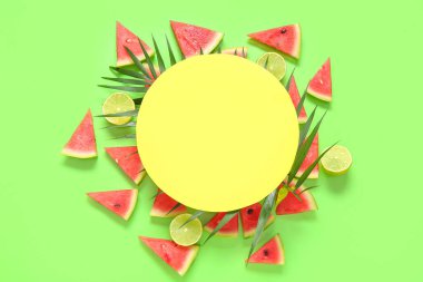 Boş kart ve yeşil arka planda limonlu taze karpuz parçaları.