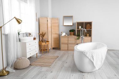 Modern banyonun iç dekorasyonu çok şık.