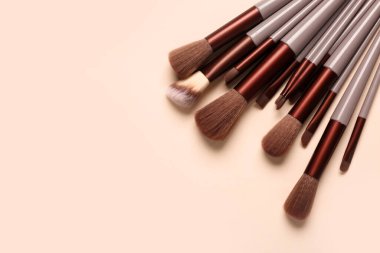 Pembe arkaplanda makyaj fırçaları