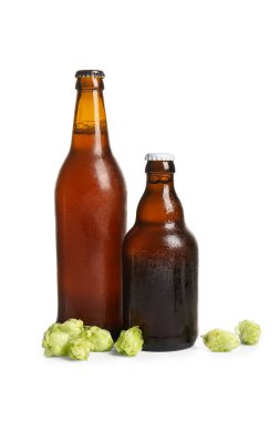 Soğuk bira şişeleri ve beyaz arka planda zıplamalar.