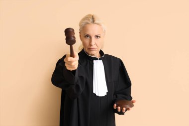 Bej arka planda tokmağı olan olgun bir yargıç.