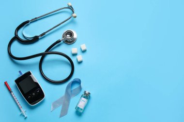 Mavi arka planda insülin, glukometre ve steteskoplu farkındalık şeridi. Diyabet kavramı