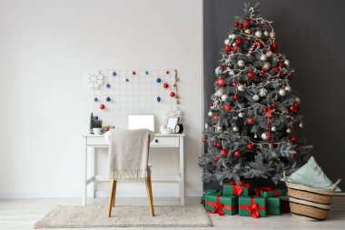 İş yeri, hediyeler ve Noel ağacı olan ofis içi