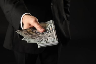 Geçmişinde rüşvet olan genç bir işadamı, yakın plan.