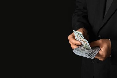 Geçmişinde rüşvet olan genç bir işadamı, yakın plan.