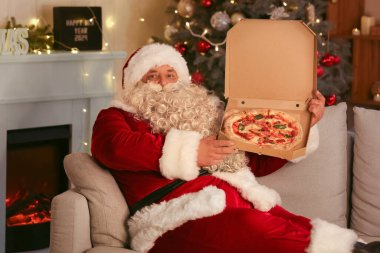 Noel arifesinde lezzetli pizzalı Noel Baba evde yatıyor.