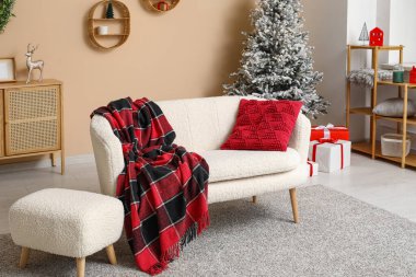 Noel ağacı ve hediyelerle modern oturma odasının şık bir iç mekanı.