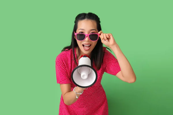 Jeune Femme Asiatique Avec Mégaphone Sur Fond Vert — Photo