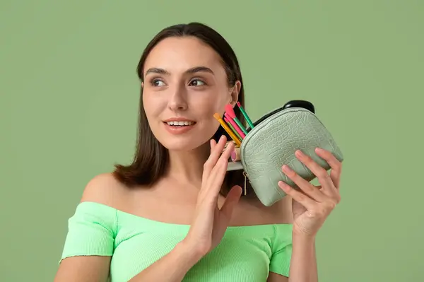 Krásná Mladá Žena Kosmetickou Tašku Plnou Make Upu Produkty Zeleném — Stock fotografie