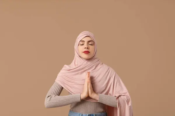 Hermosa Joven Musulmana Hiyab Meditando Sobre Fondo Marrón Concepto Zen —  Fotos de Stock