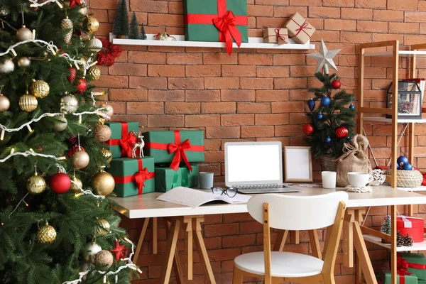 사무실에 노트북 크리스마스 트리와 현대적인 작업장 — 스톡 사진