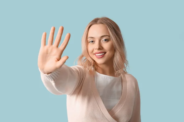 Mooie Jonge Vrouw Zwaaien Hand Blauwe Achtergrond — Stockfoto