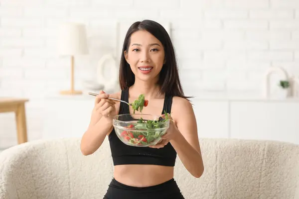 Mooie Jonge Aziatische Vrouw Met Kom Verse Groentesalade Thuis Gewichtsverlies — Stockfoto