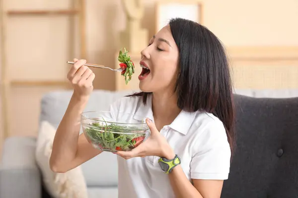Mooie Jonge Aziatische Vrouw Met Kom Verse Groentesalade Thuis Gewichtsverlies — Stockfoto