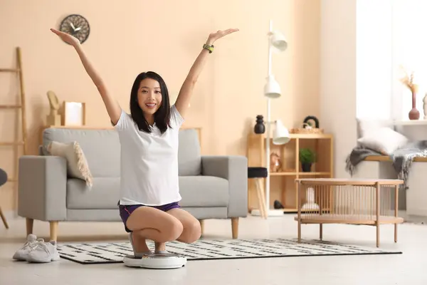 Schöne Junge Asiatin Mit Schuppen Hause Konzept Zur Gewichtsreduktion — Stockfoto