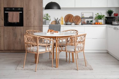 Ahşap yemek masası olan modern mutfağın içi.