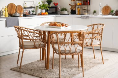 Ahşap yemek masası olan modern mutfağın içi.