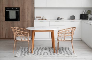 Modern mutfak ve temiz yemek masası.