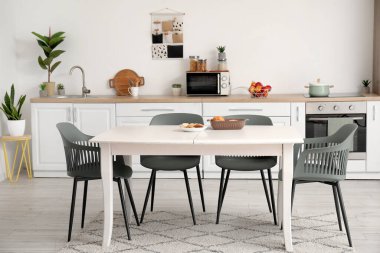 Yemek masasında hamur işi olan modern mutfağın içi.