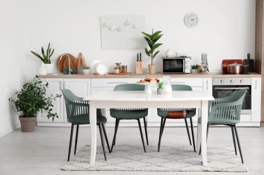 Yemek masasında hamur işi ve sütle modern mutfağın içi.