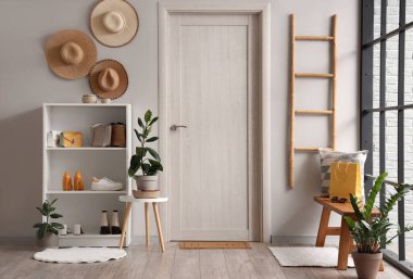 Ahşap bankları ve çiçekleri olan modern koridorun içi.