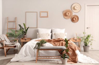 Rahat yataklı ve gri banklı rahat yatak odasının içi