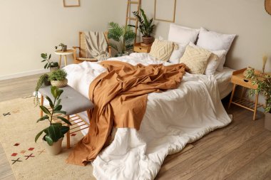 Rahat yataklı ve gri banklı rahat yatak odasının içi