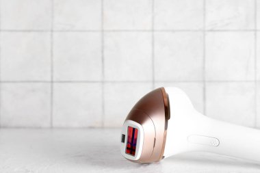 Beyaz karo zemin üzerine modern fotoepilatör