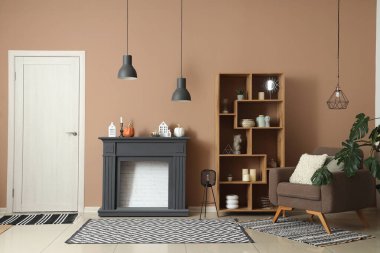 İçinde şömine, raf ünitesi ve koltuk olan modern oturma odası.