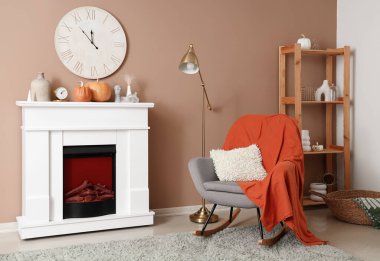 İçinde şömine ve sallanan sandalye olan modern oturma odası.